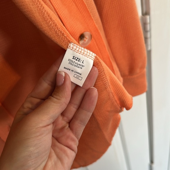 Women’s orange button down shirt size large - Picture 4 of 4